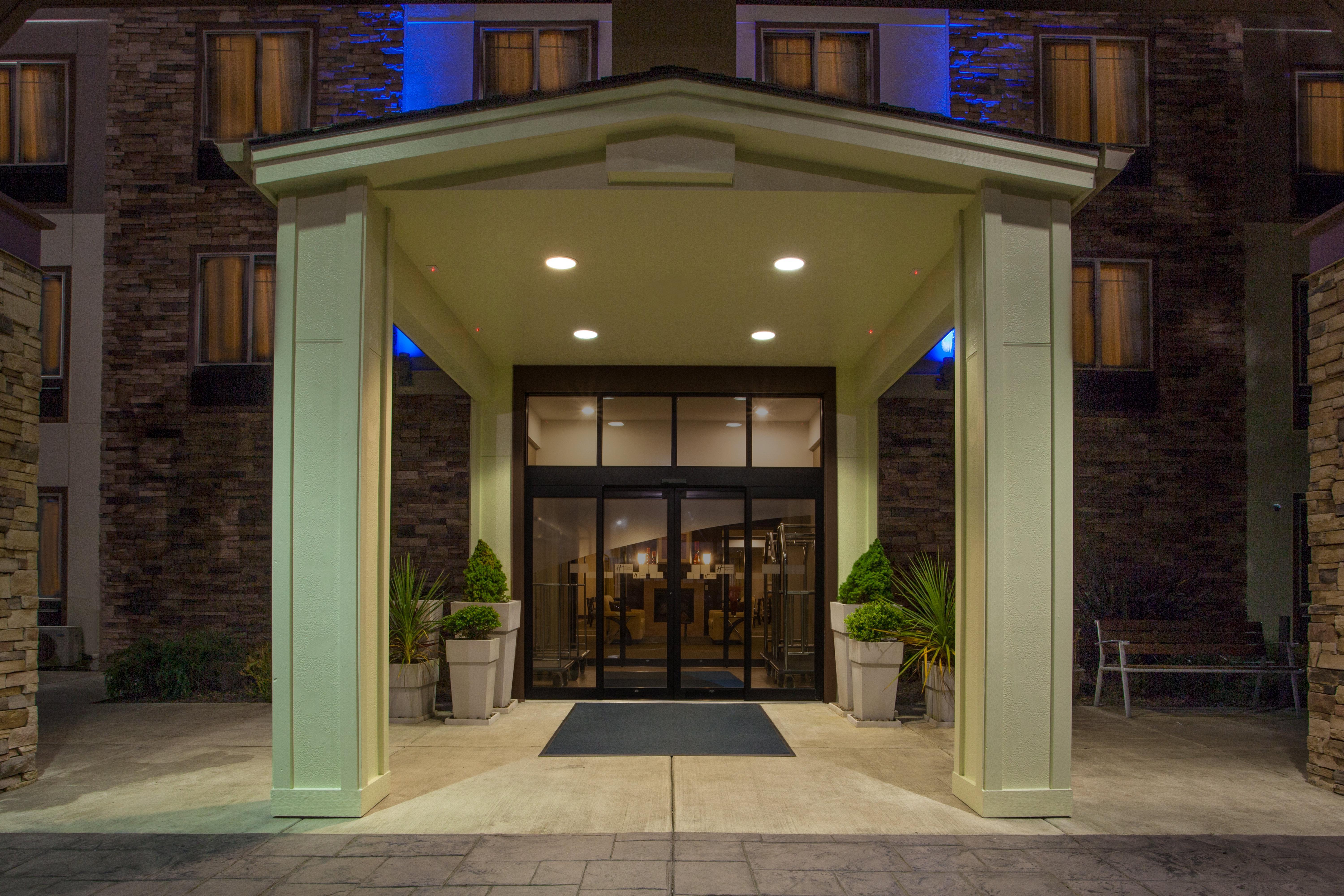 Holiday Inn Express Newport By Ihg Exterior photo
