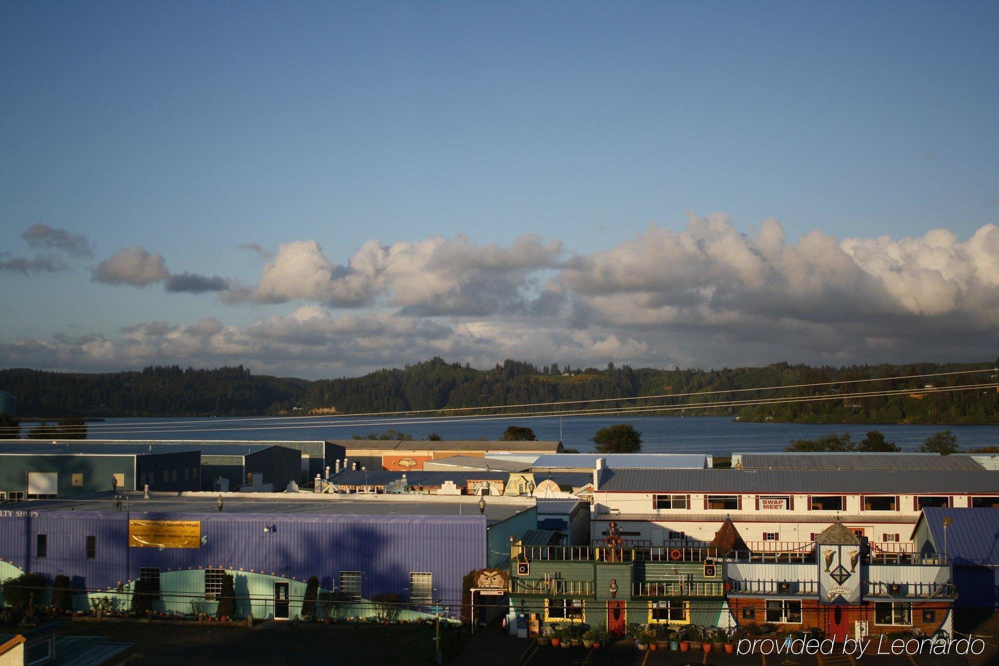 Holiday Inn Express Newport By Ihg Exterior photo