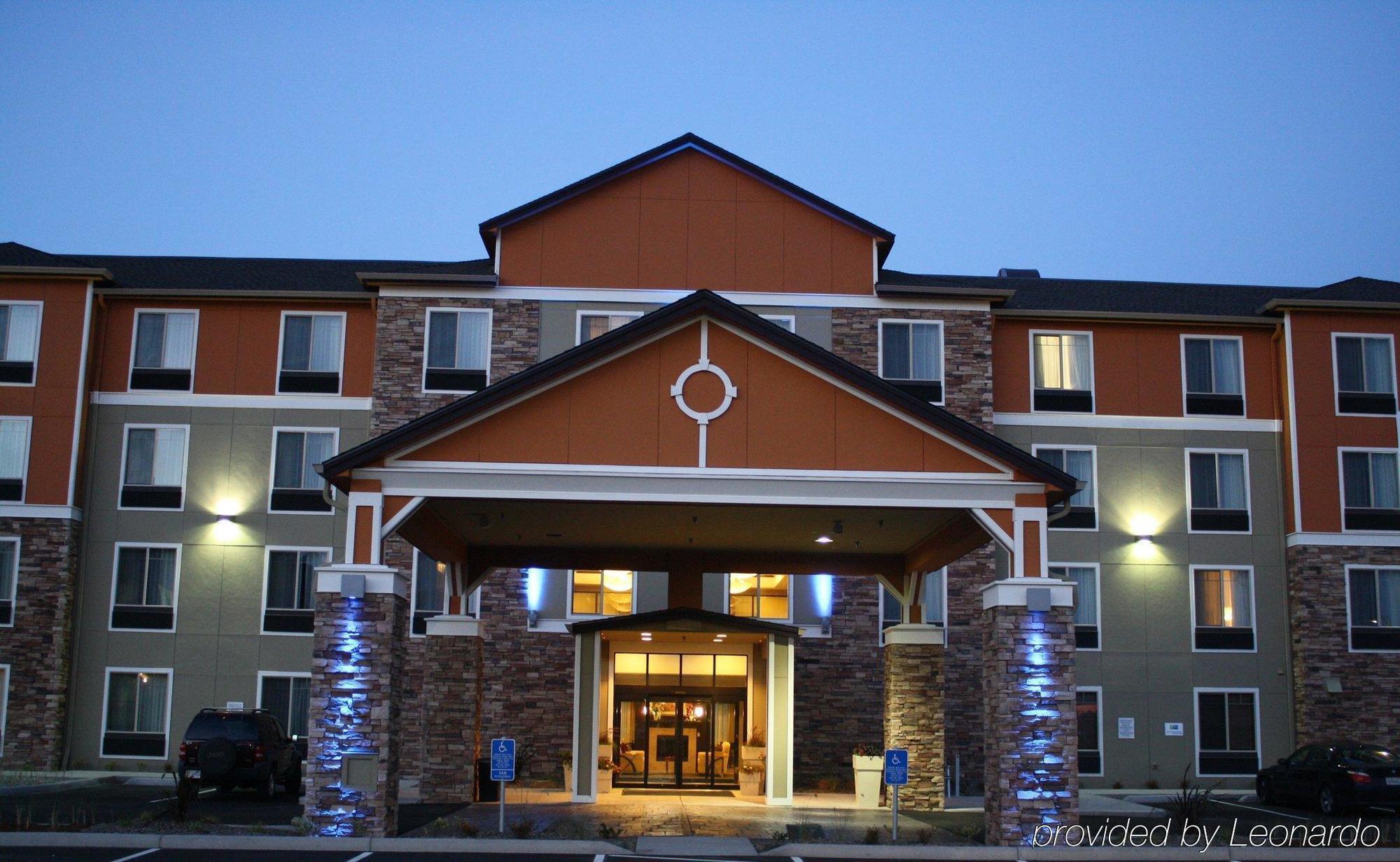 Holiday Inn Express Newport By Ihg Exterior photo