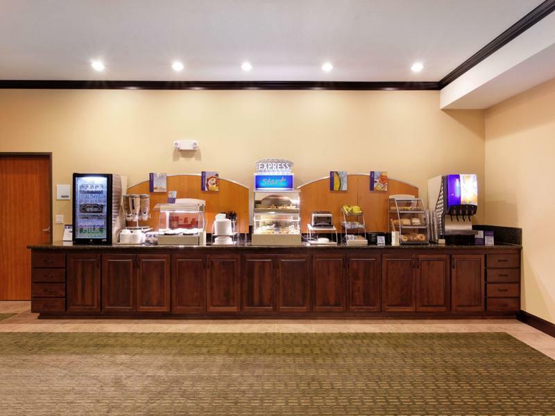 Holiday Inn Express Newport By Ihg Exterior photo
